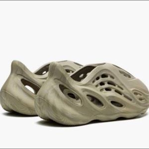 ADIDAS Yeezy Foam RNNR Runner Stone Sage Kids Youth Size 3 - GX7295